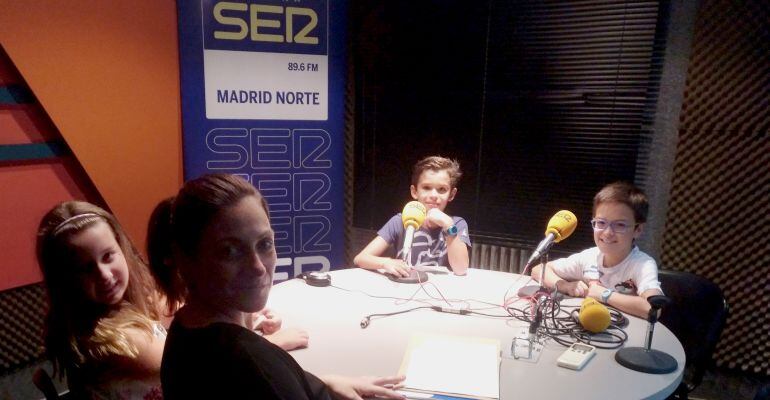 Ana Rojas, Carlos Pastor y Héctor Gómez, junto con Silvia Serrano, del Consejo de la Infancia de Alcobendas