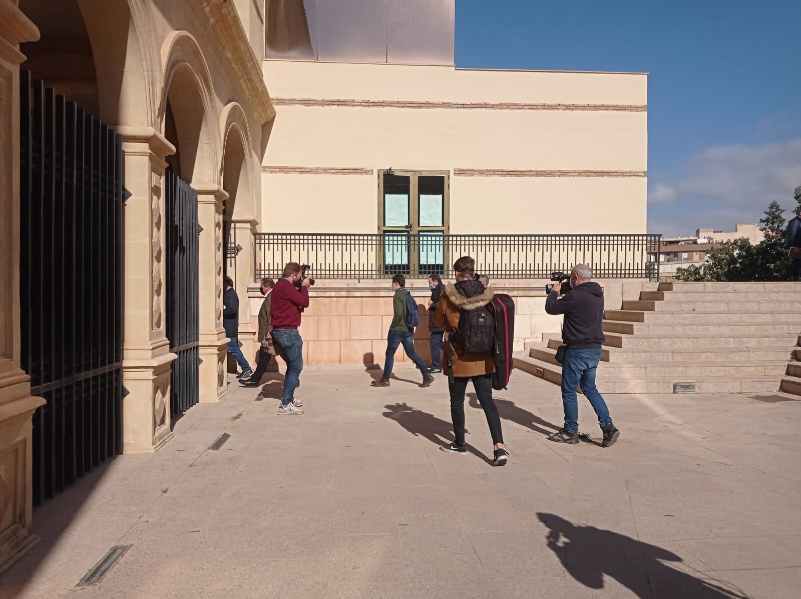 Ganaderos llegando a la concejalía de Urbanismo