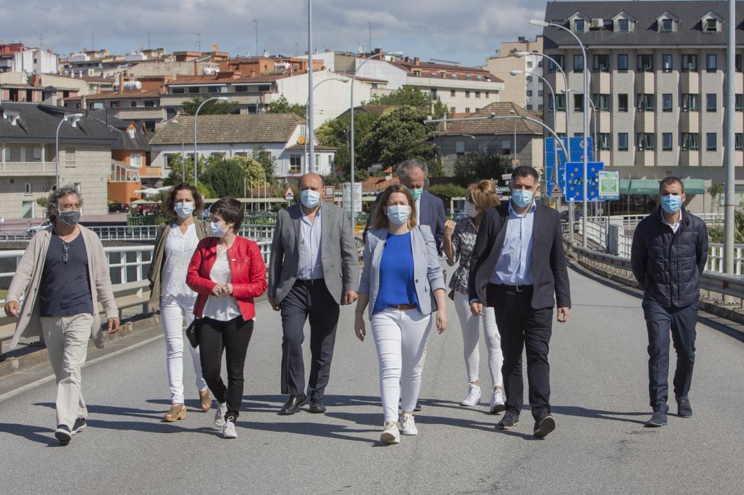 Alcaldes gallegos de la ribera del Miño junto al director de la AECT Río Minho cruzan el puente que une Salvaterra con Monçao.