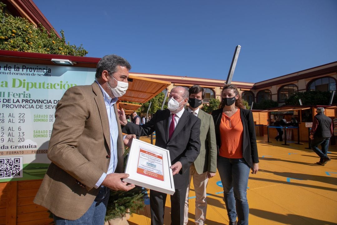 El presidente de la Diputación recibiendo, para la feria, el certificado &#039;Espacio Saludable Anti-Covid&#039;, promovido por la Cámara de Comercio de Sevilla