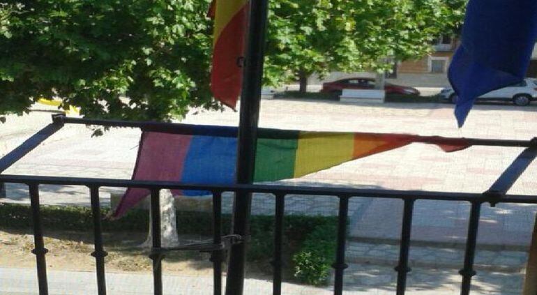 Bandera gay destrozada en el balcón del Ayuntamiento de Torrejón del Rey (Guadalajara)