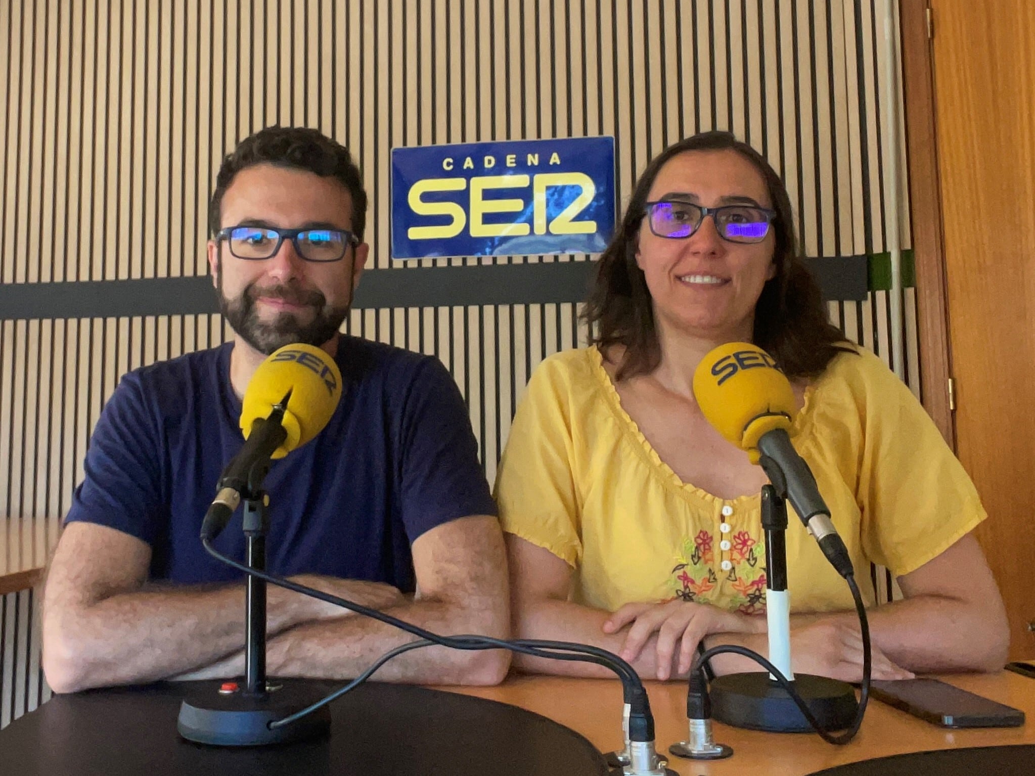 Cristina Sancho y Pablo Maderuelo en los estudios de Radio Cuéllar