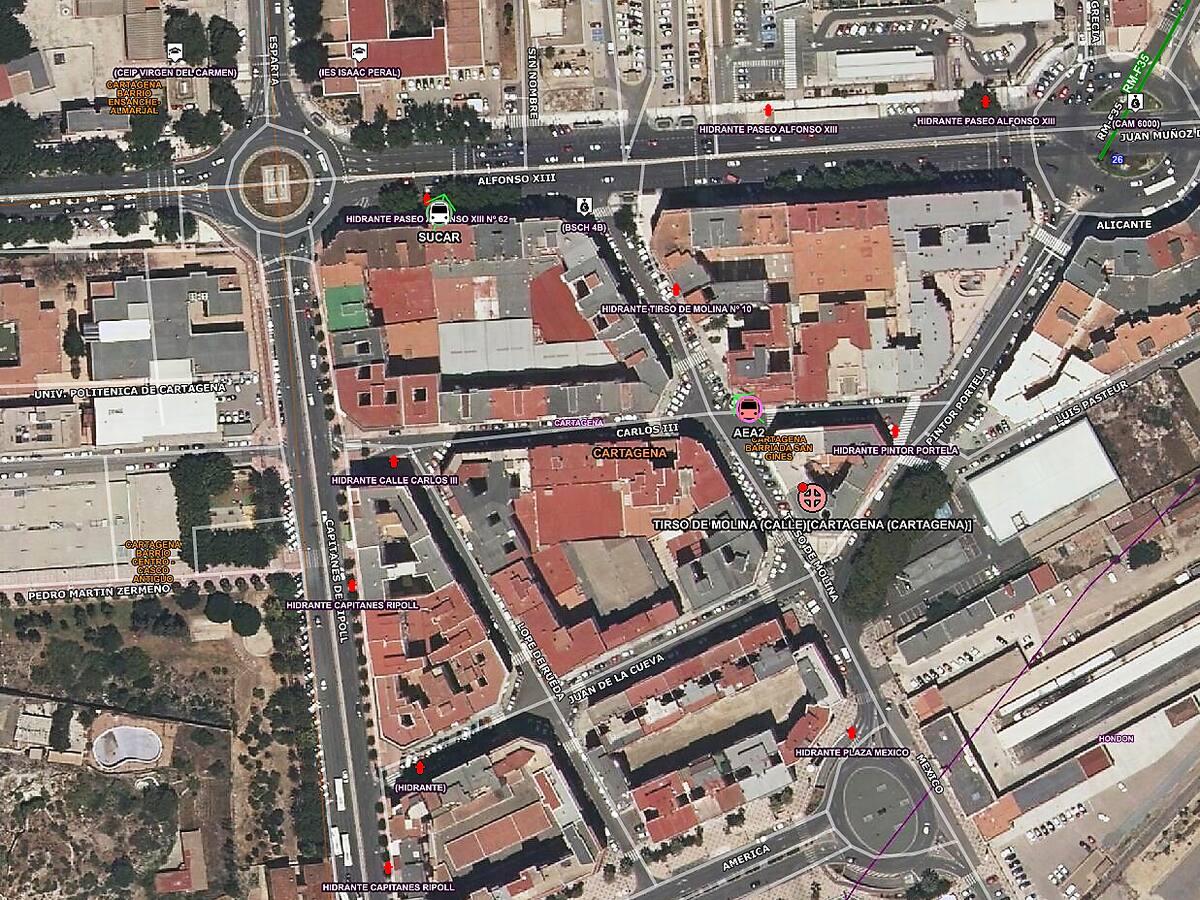 Un vecino y un policía local resultan heridos leves en el incendio de una vivienda en Cartagena