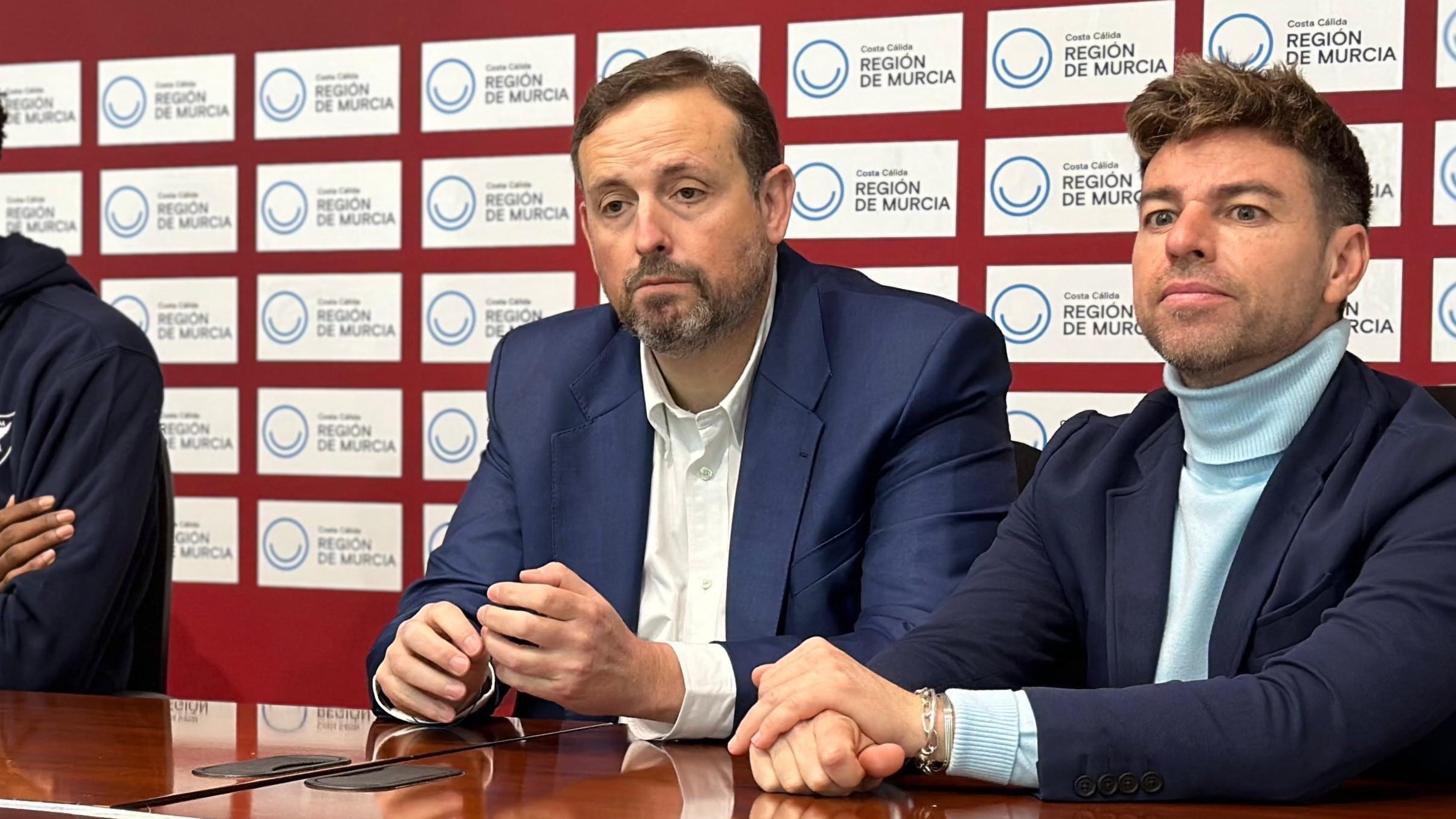 Alejandro Gómez, director general del UCAM Murcia junto a Fran Sánchez, director general de deportes de la CARM, en la presentación de Kostas Antetokounmpo