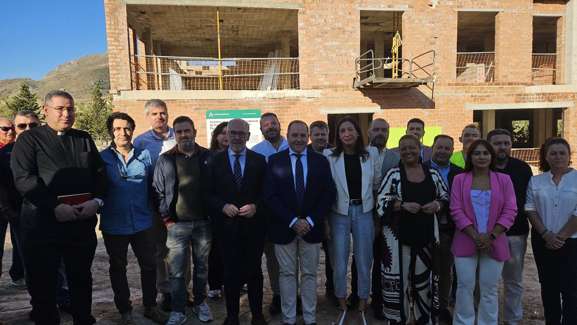 Foto de familia con representantes de la Junta, ayuntamiento, técnicos y párroco