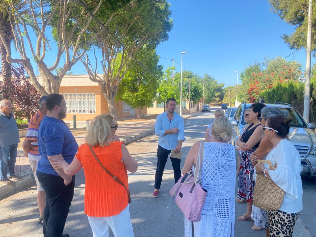 Pablo Ruz, junto a vecinos de El Altet
