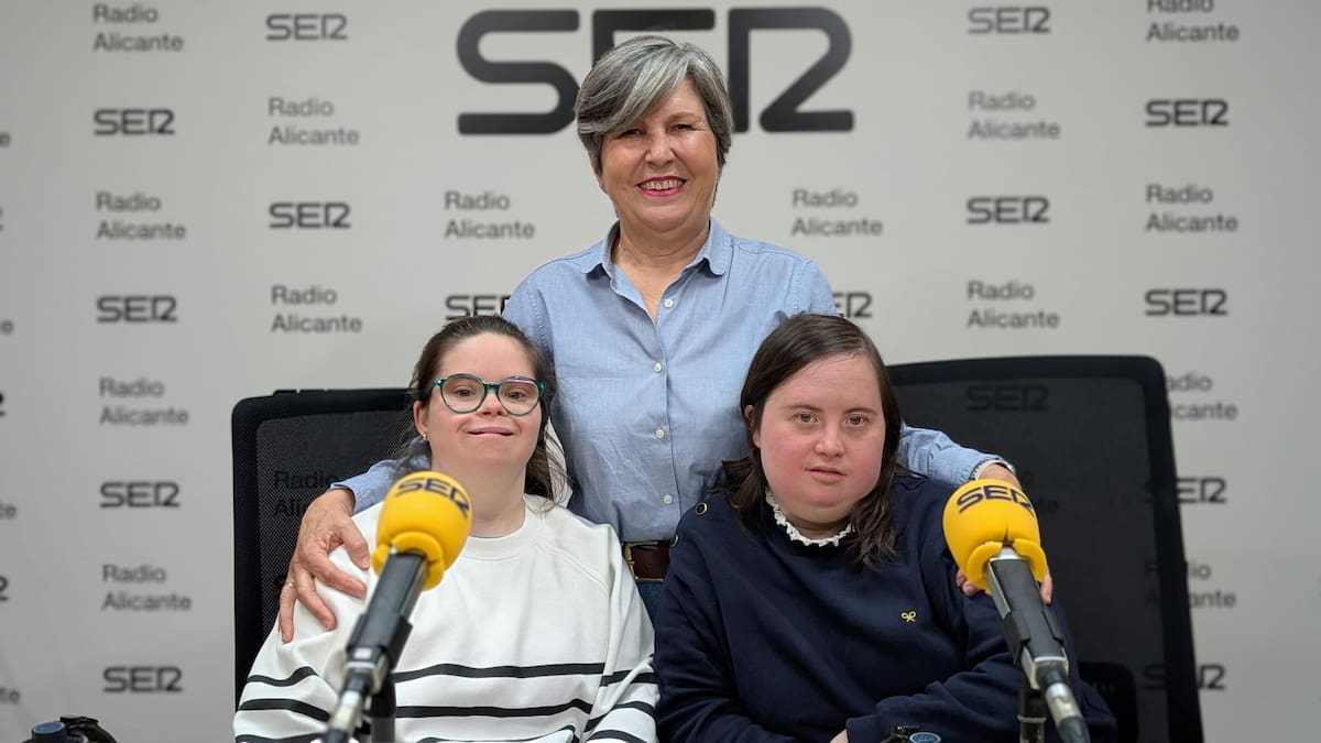 María Teresa Rodríguez, Marta Francés y Bárbara Quinares, de la Asociación Down Alicante, en Hoy por Hoy Alicante