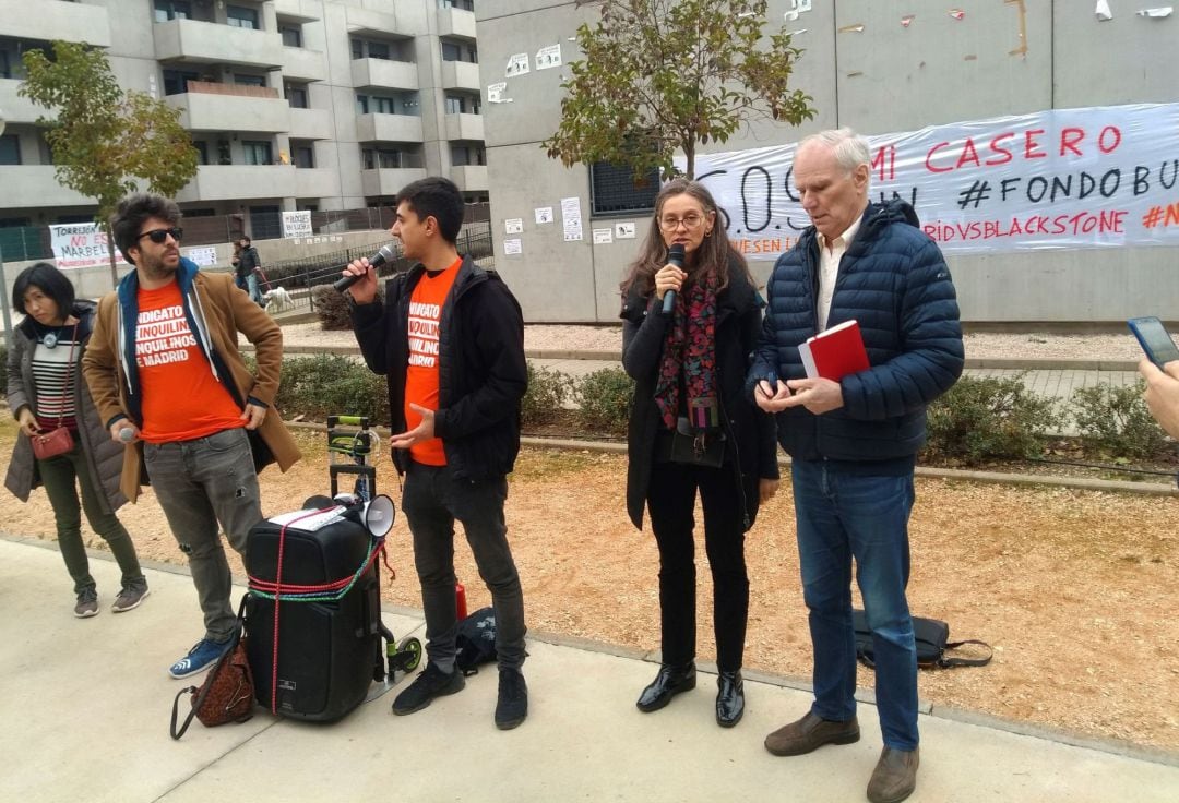 El relator especial de la ONU sobre la extrema pobreza y los derechos humanos, Philip Alston acude a un bloque de viviendas en Torrejón de Ardoz que ha sido privatizado para hacer un informe de evaluación sobre la situación de la pobreza en España