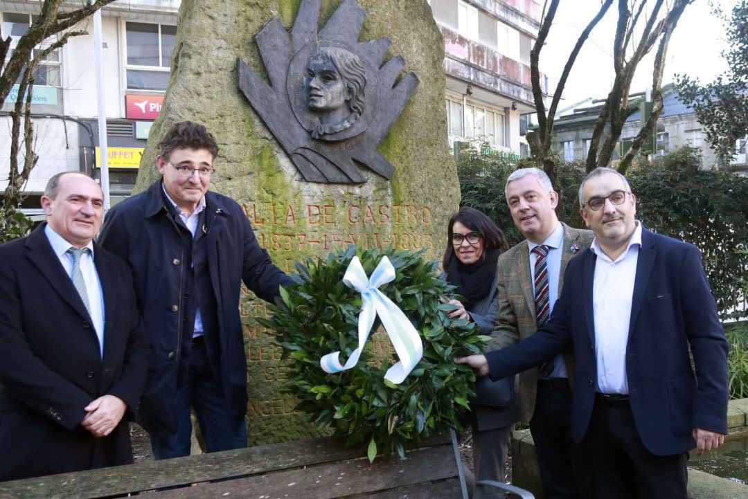 Acto de ofrenda a Rosalía de Castro en la plaza de Vigo, en Santiago de Compostela