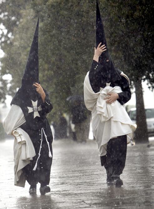 Imagen de archivo de nazarenos bajo la lluvia