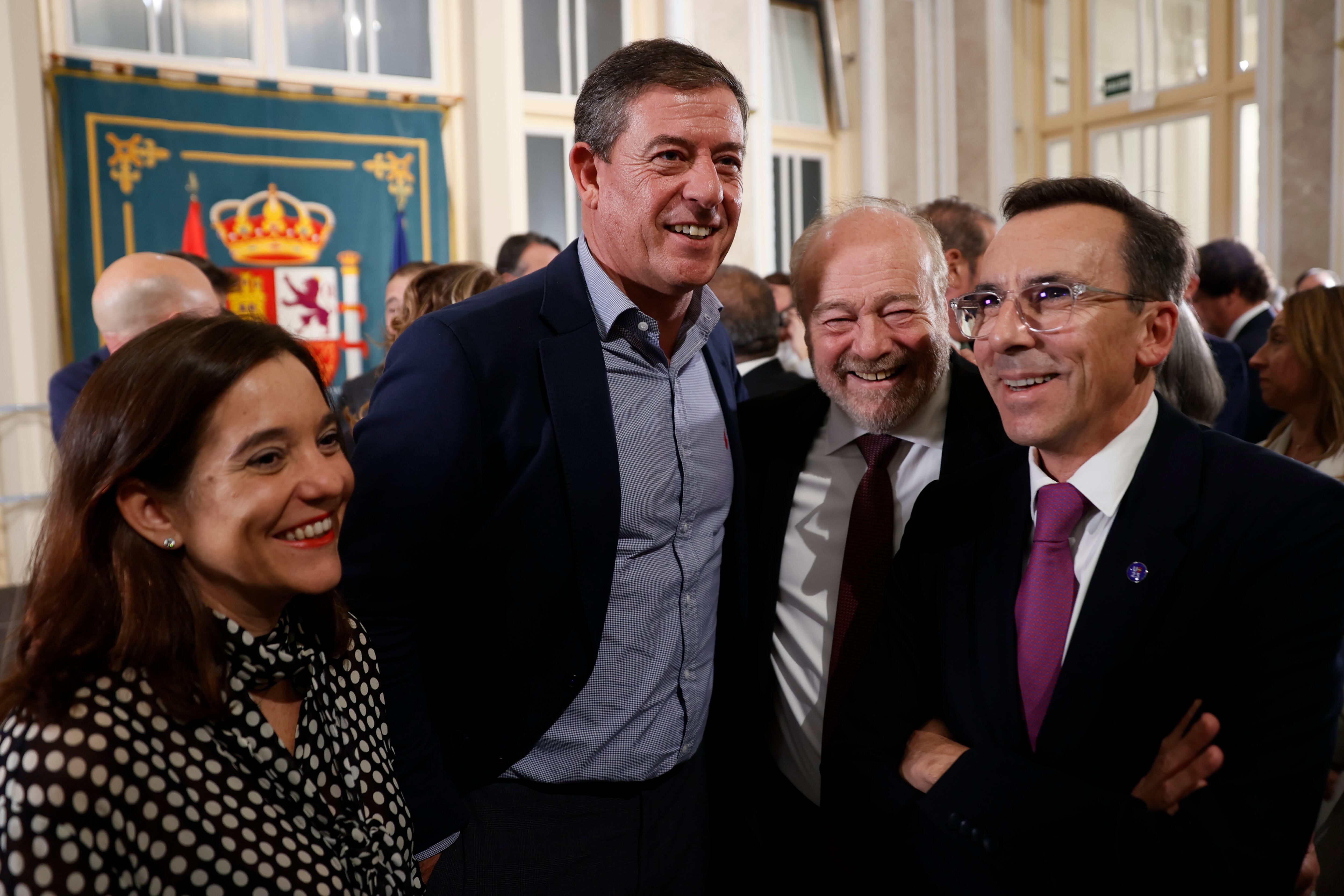 MADRID, 21/11/2023.- La alcaldesa de A Coruña, Inés Rey (i) junto al candidato del PSdeG a la presidencia da Xunta, José Ramón Gómez Besteiro, entre otros, asisten al traspaso de carteras de Ministerio de Educación y Deportes, este martes en Madrid.  EFE/ Mariscal
