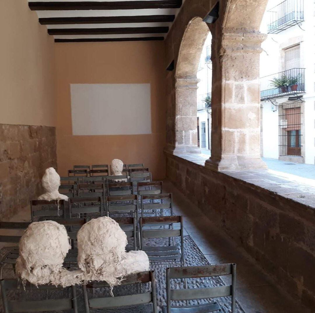 La exposición &#039;Cent cadires al ras&#039; en la Llotja de Benissa.