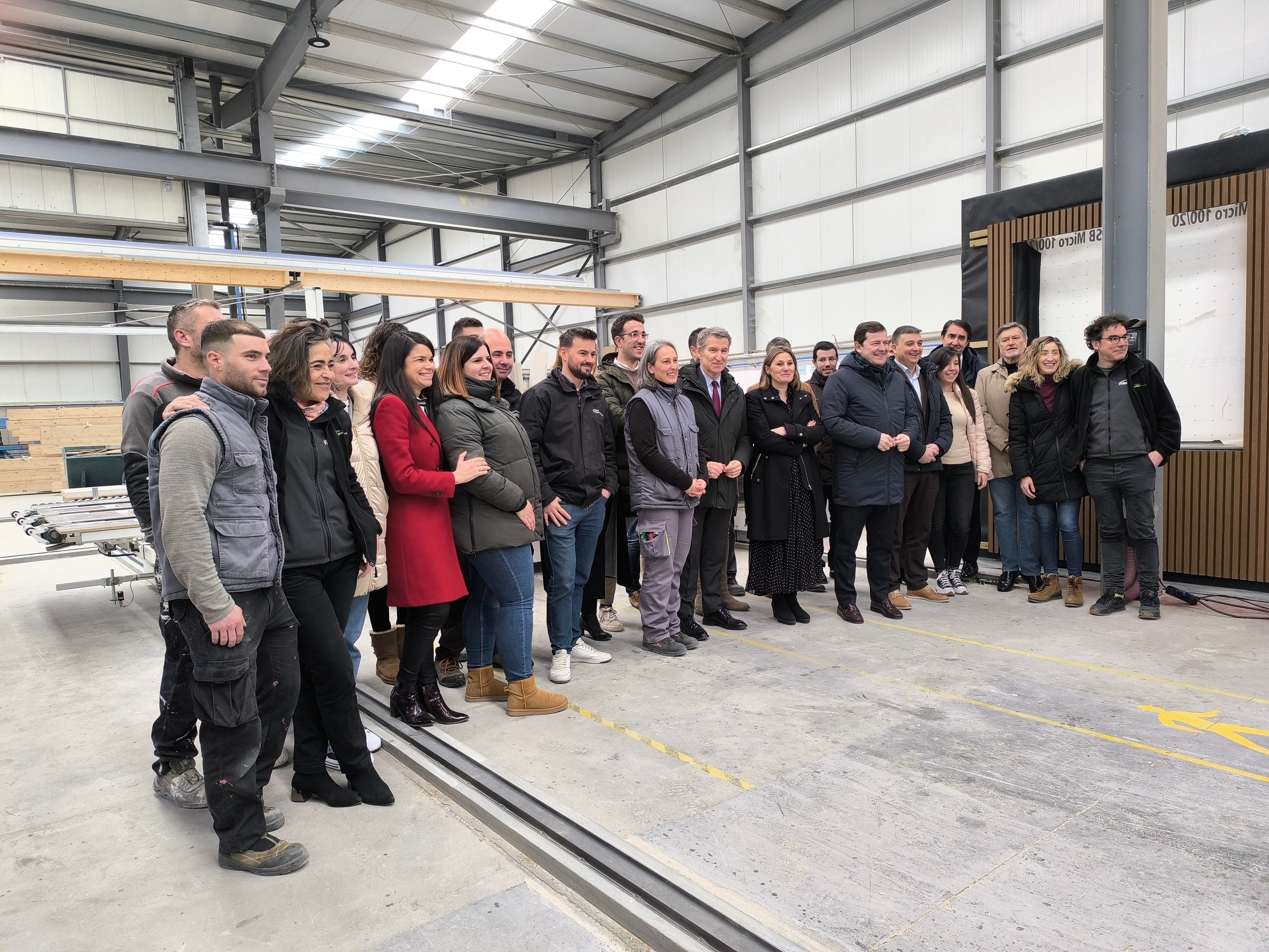 Alberto Núñez Feijóo y Alfonso fernández Mañueco junto a los responsables y trabajadores de Medgon