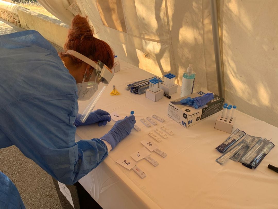 Els sanitaris continuen cercant contagiats per frenar l'expansió de la Covid.