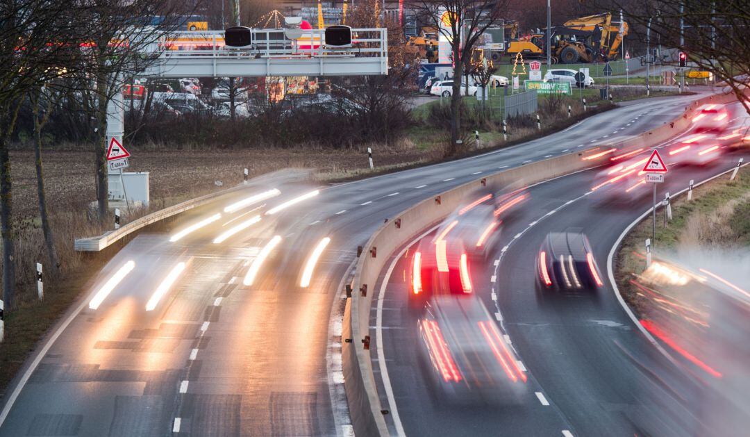 Varios coches pasan por una autovía en la que hay radares fijos instalados