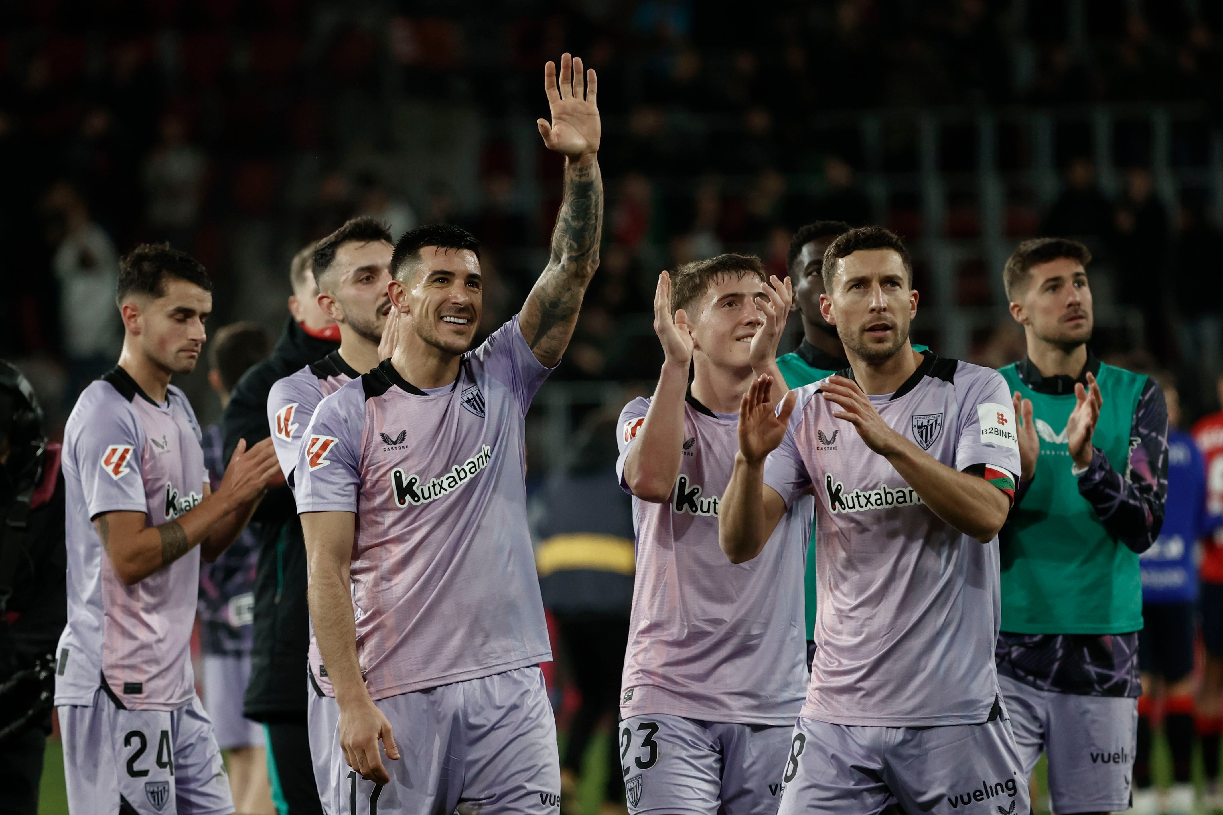 PAMPLONA, 21/12/2024.- Los jugadores del Athletic de Bilbao celebran su victoria tras el encuentro de la jornada 18 de LaLiga que Atlético Osasuna y Athletic de Bilbao han disputado este sábado en El Sadar. EFE/Jesús Diges
