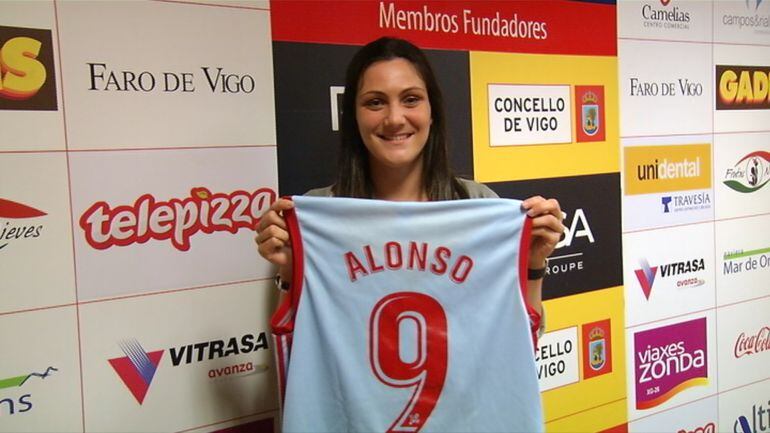 Laura Alonso posando con su camiseta del Celta Zorka.
