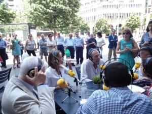 Los candidatos han confrontado las propuestas en un ambiente relajado, donde los oyentes y viandantes han podido preguntar sobre lo que les preocupa