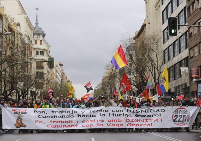 GRA270. MADRID, 21/03/2015.- Una de las nueva columnas -procedentes de todas las comunidades autónomas y formadas por cientos de manifestantes- que integran las Marchas de la Dignidad, convocadas por 300 colectivos sociales y sindicales, se dirige a la confluencia con el resto en la Plaza de Colón para protestar contra las consecuencias de las políticas de austeridad aplicadas durante la crisis. EFE/Ballesteros