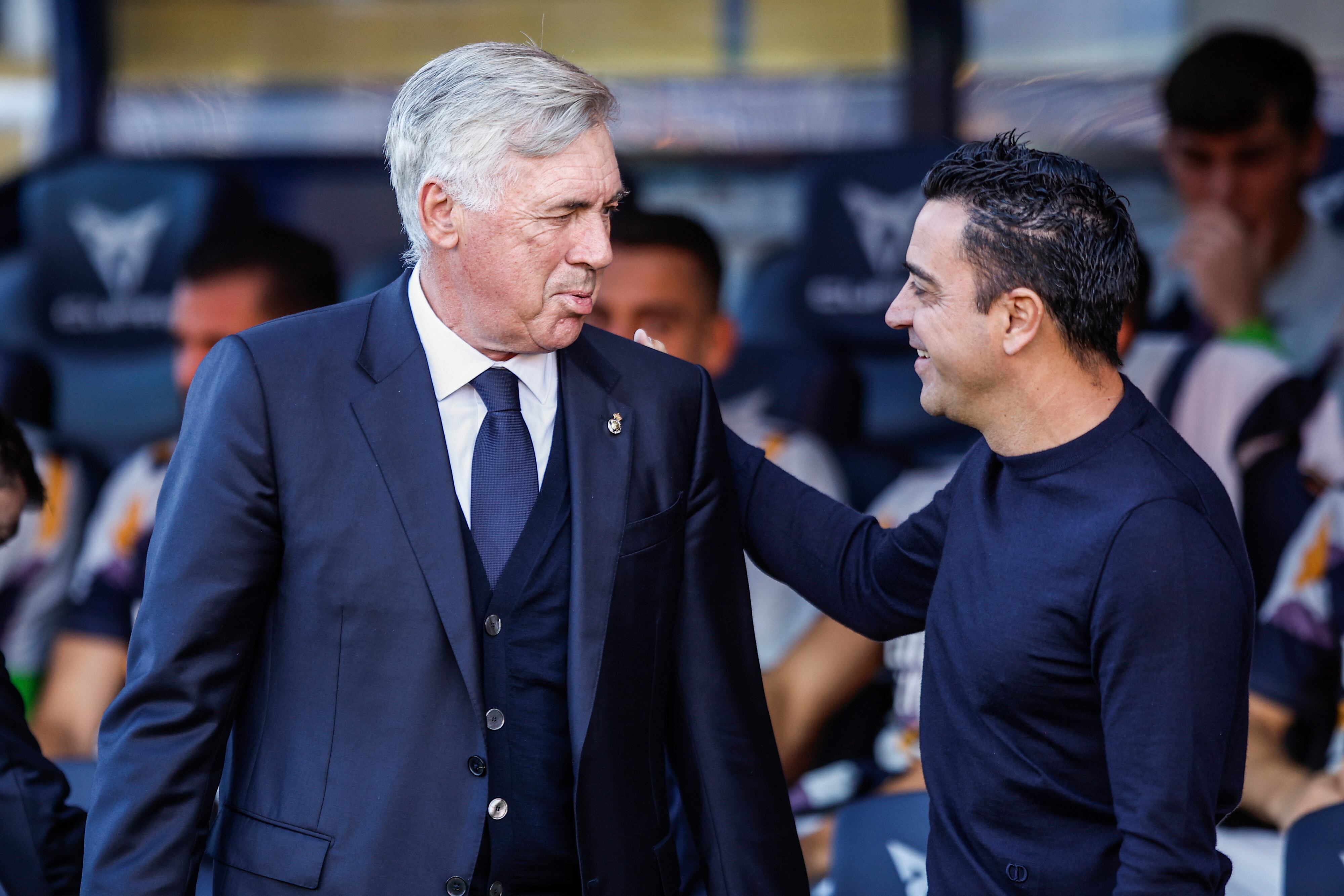 Xavi y Ancelotti se saludan en la previa del Barça - Real Madrid disputado en Montjuic. (Photo by Gongora/NurPhoto via Getty Images)