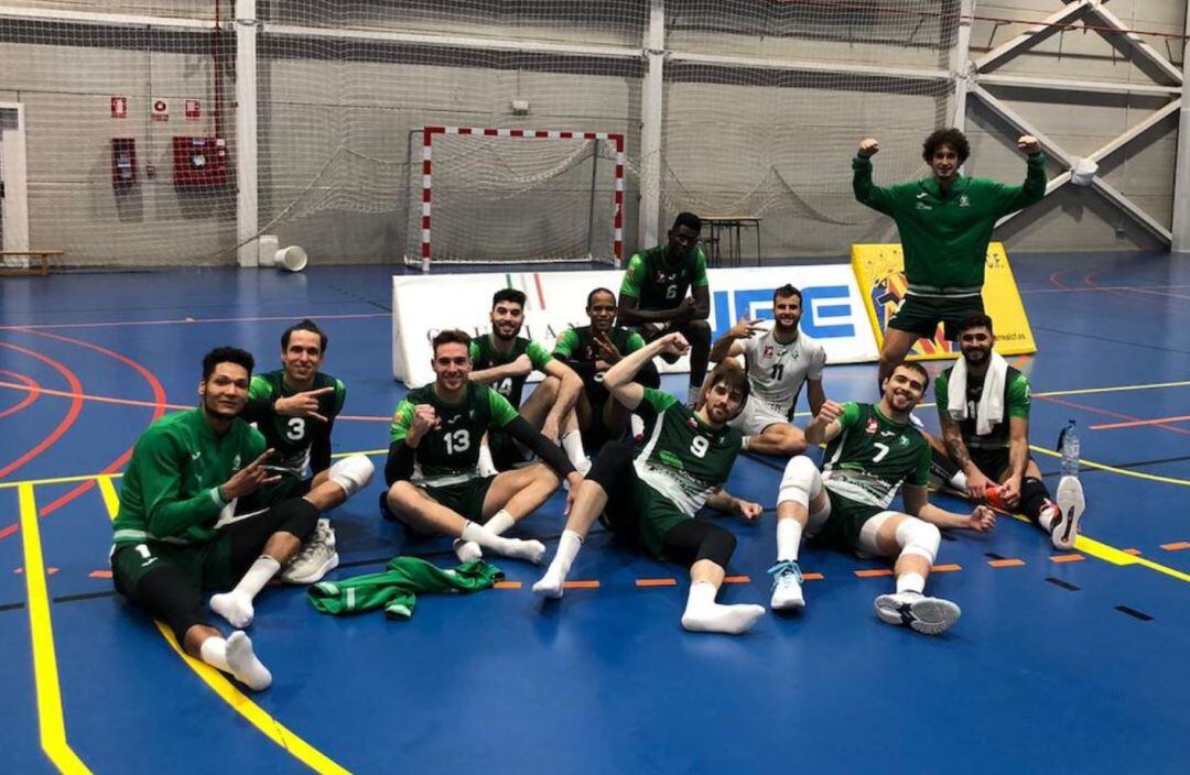 Los jugadores del Unicaja Almería celebrando la victoria en Castellón.