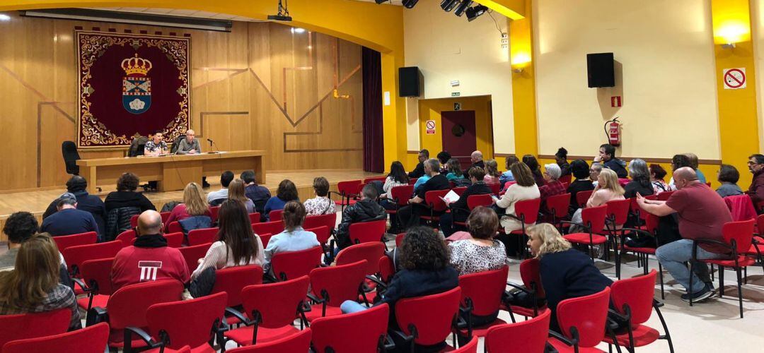 Los trabajadores se han reunido para analizar la situación que les ha llevado a convocar varias jornadas de huelgas