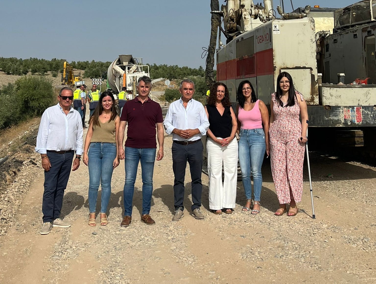 Personalidades políticas posan en la carretera entre Mengíbar y Cazalilla, actualmente en obras.