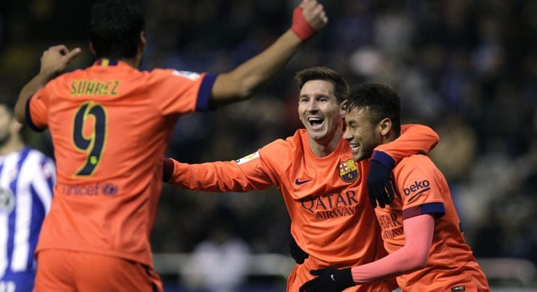 GRA241. A CORUÑA, 18/01/2015.- El delantero argentino del FC Barcelona Lionel Messi (2d) celebra con sus compañeros, el brasileño Neymar jr (d) y el uruguayo Luis Suárez (i), el gol marcado al Deportivo de La Coruña durante el partido de la decimonovena j