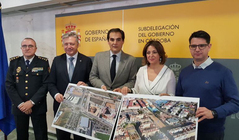 Foto de autoridades en la firma del protocolo, este mediodía.