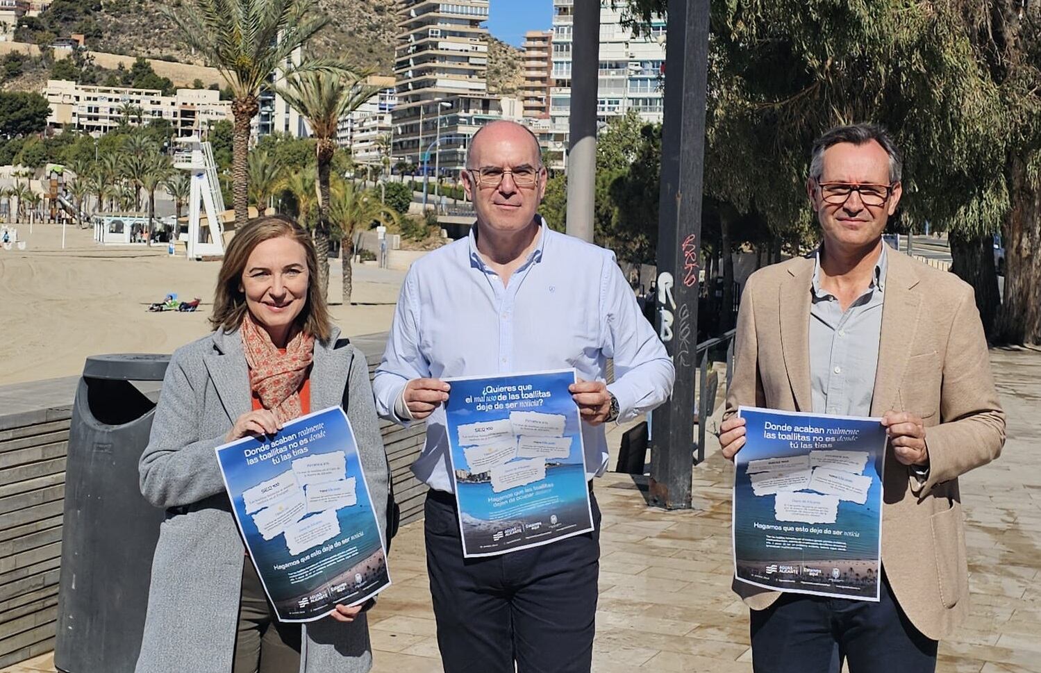 Rodríguez, Villar y Sánchez con los carteles de la campaña informativa para concienciar sobre el problema de las toallitas higiénicas