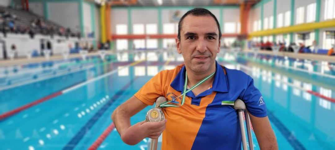 El nadador andujareño Miguel Ángel Tajuelo con una de las tres medallas obtenidas en el Campeonato de Andalucia.