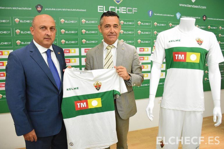 Pablo Serna de TM y el presidente del Elche C.F. Diego García con la camiseta