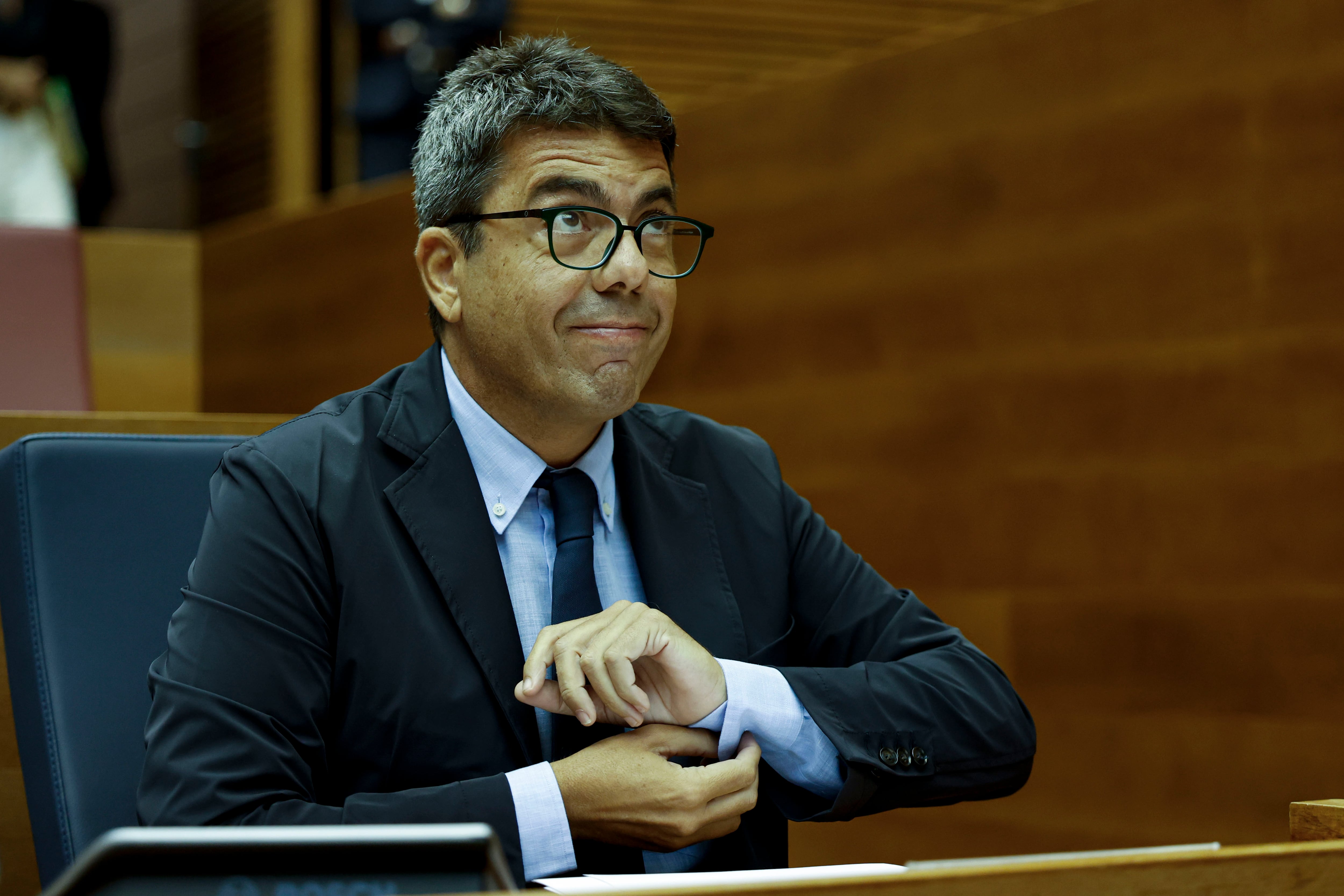 GRAFCVA9529. VALÈNCIA, 02/10/2025.- El president de la Generalitat, Carlos Mazón, antes del comienzo del pleno en Les Corts Valencianes donde ha contestado a preguntas de los grupos parlamentarios sobre su gestión en la dana del pasado 29 de octubre, así como sobre las medidas previstas para relanzar la industria valenciana. EFE/Ana Escobar