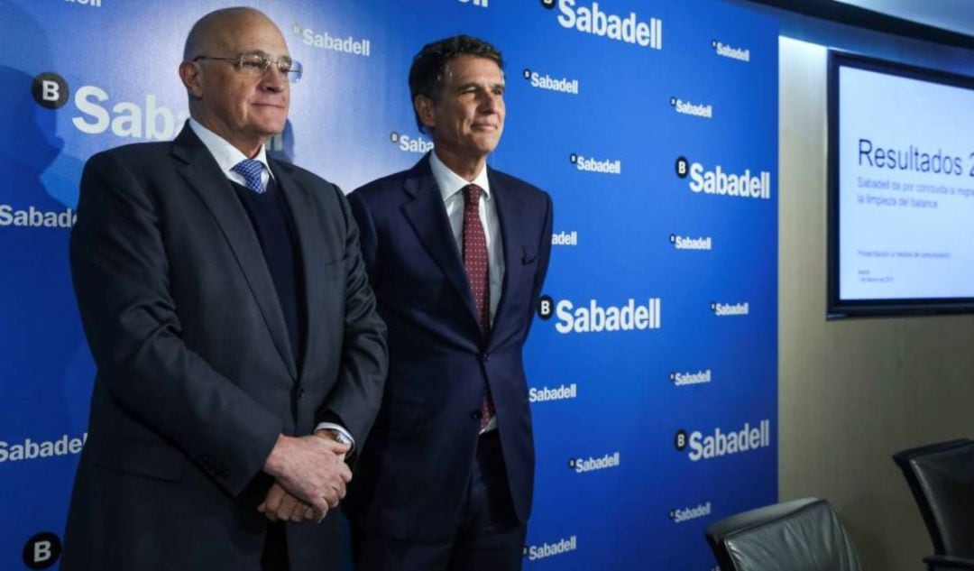 El presidente de Banco Sabadell, Josep Oliu (i), junto al consejero delegado, Jaime Guardiola