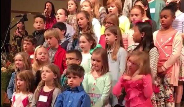 La niña destaca sobre el resto de compañeros.