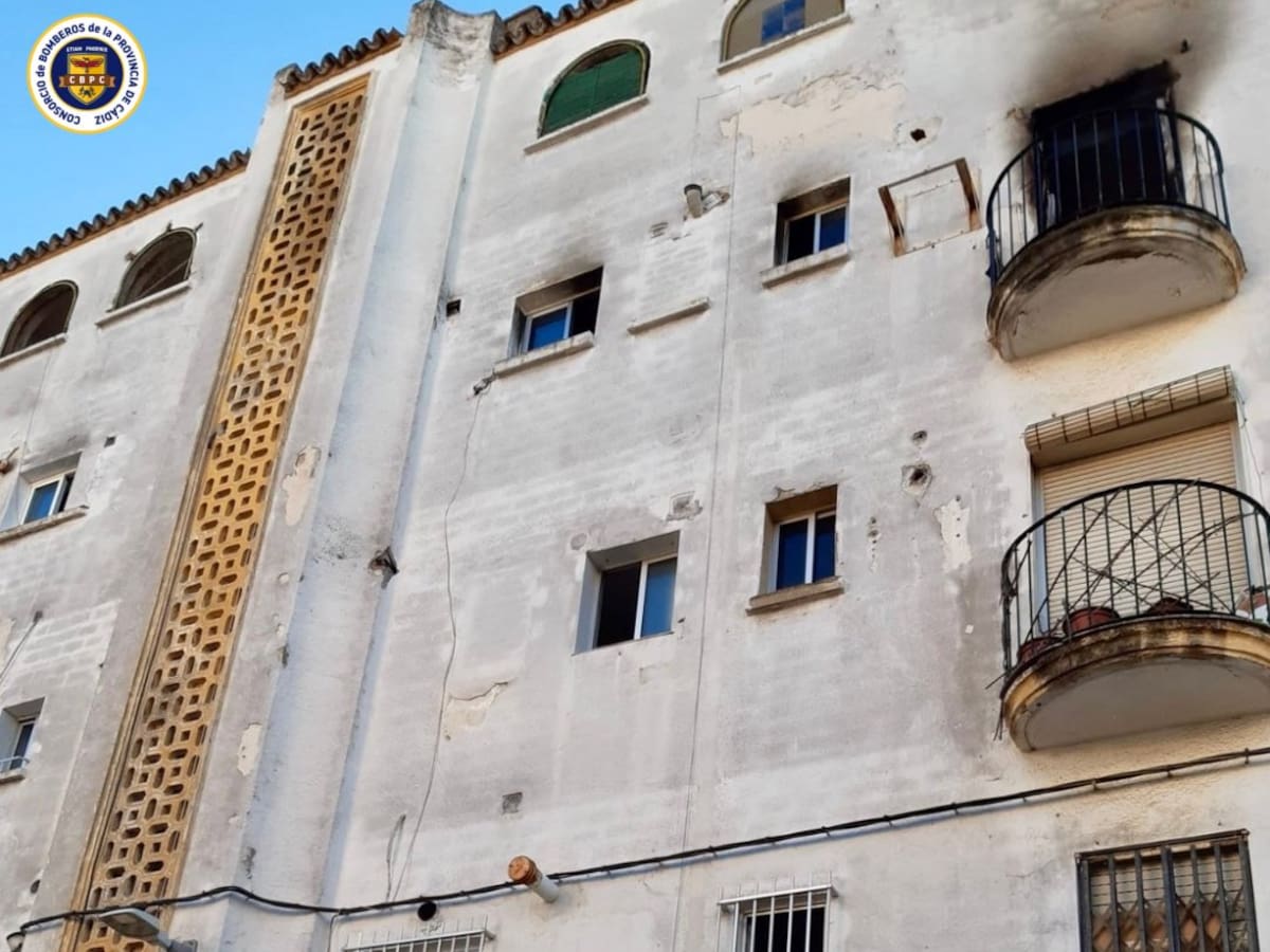 Un incendio calcina una vivienda en la barriada de La Plata