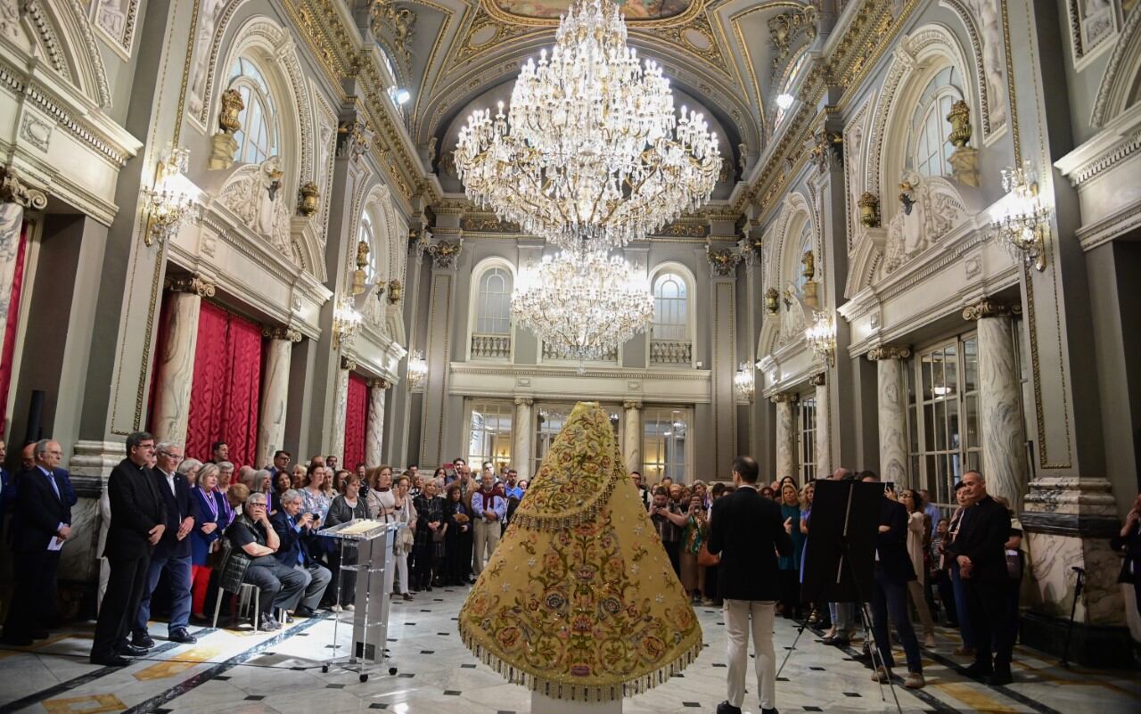 Presentación del manto de la Virgen para el Centenario de su Coronación