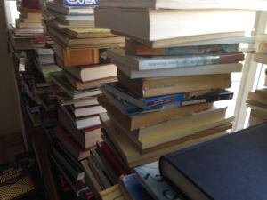 Piles de llibres amb les que es faran les escultures.