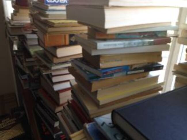 Piles de llibres amb les que es faran les escultures.