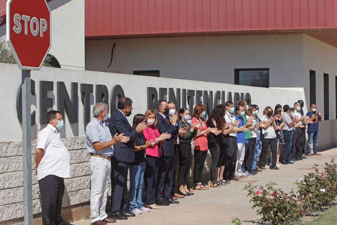 Concentración de rechazo por la supuesta agresión sufrida por la subdirectora de Seguridad del centro penitenciario Alicante II, en Villena