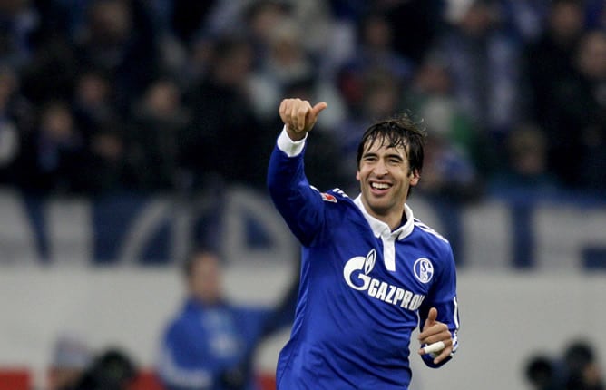 El delantero español del FC Shalke 04 Raúl González celebra el primero de los tres goles que ha marcado al FC Colonia durante el partido de Bundesliga alemana disputado en el estadio Veltins Arena de Gelsenkirchen.