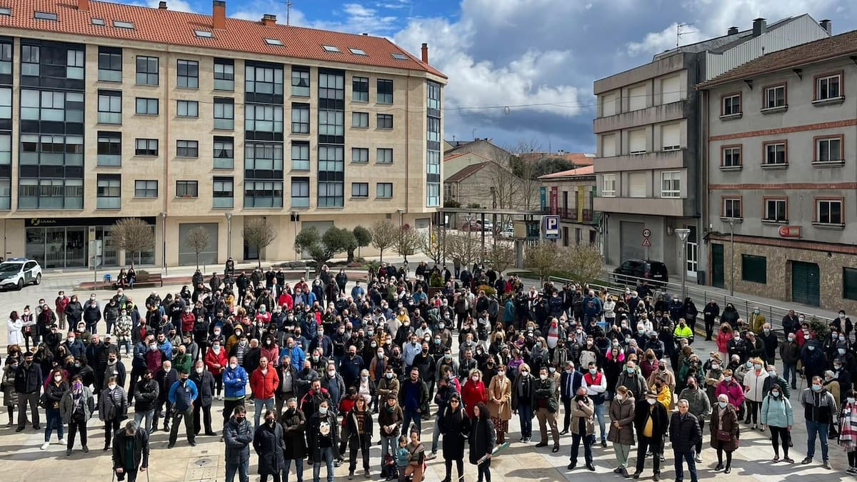 Amador Díaz explica la concentración en la Plaza Carlos Casares
