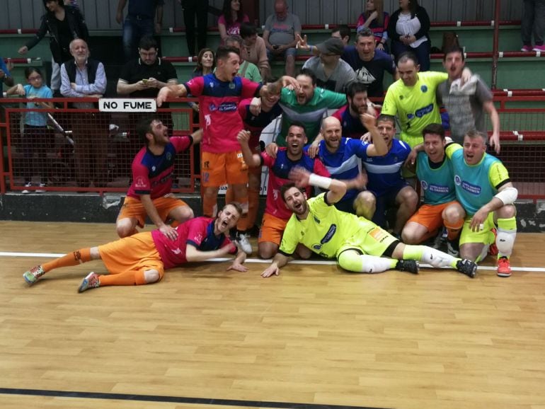 El Sala Ourense, en A Estrada, se proclamaba campeón de liga y ascendía a la Segunda División b, del futbol sala masculino. Gran campaña del equipo ourensano.