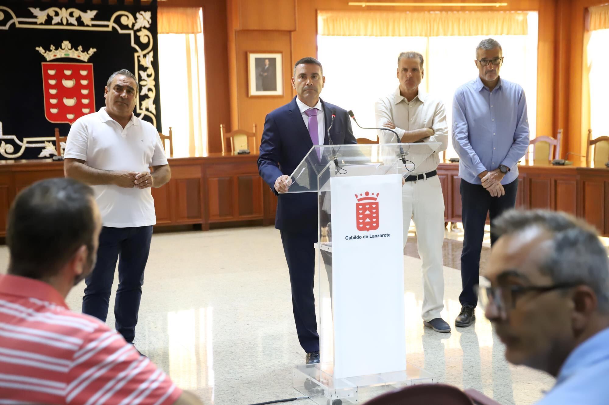 El presidente del Cabildo de Lanzarote, Oswaldo Betancort, junto a los consejeros Ángel Vázquez (PP) y Domingo Cejas y Marci Acuiña (CC).