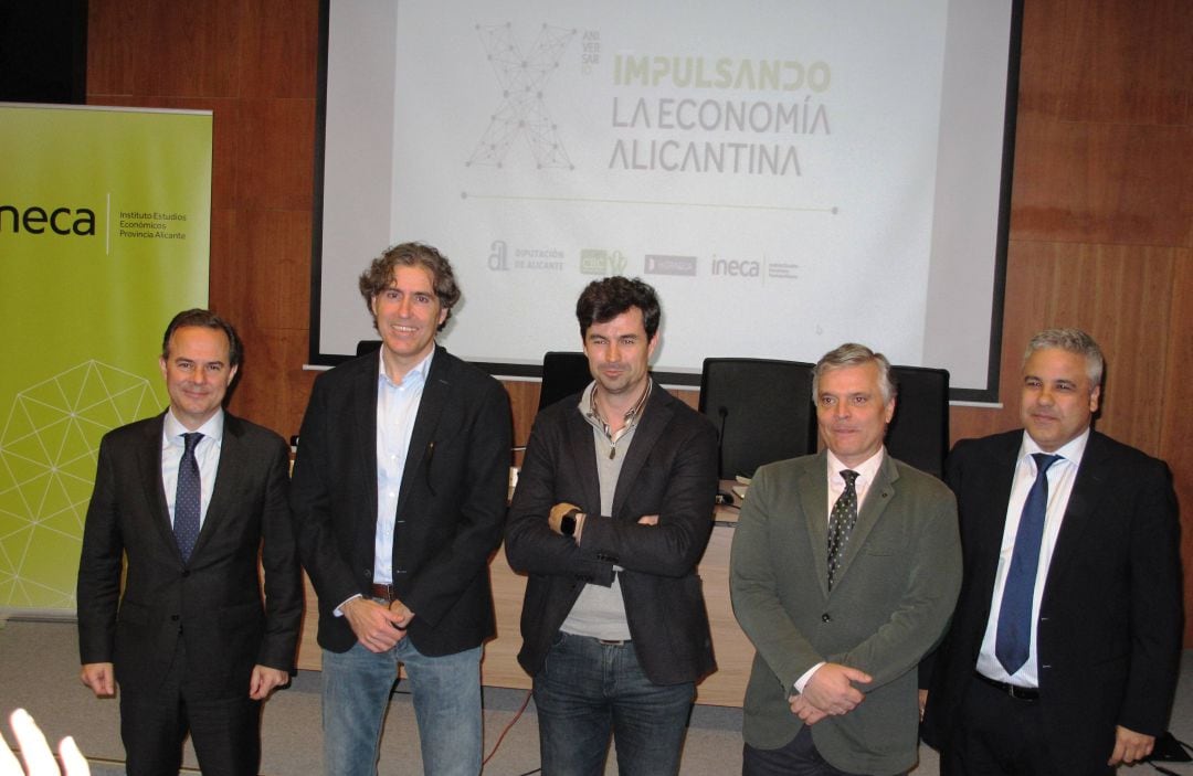 El presidente de INECA, Rafael Ballester, junto a Carlos Castillo (d) en la presentación de los actos del décimo aniversario del Instituto de Estudios Económicos.