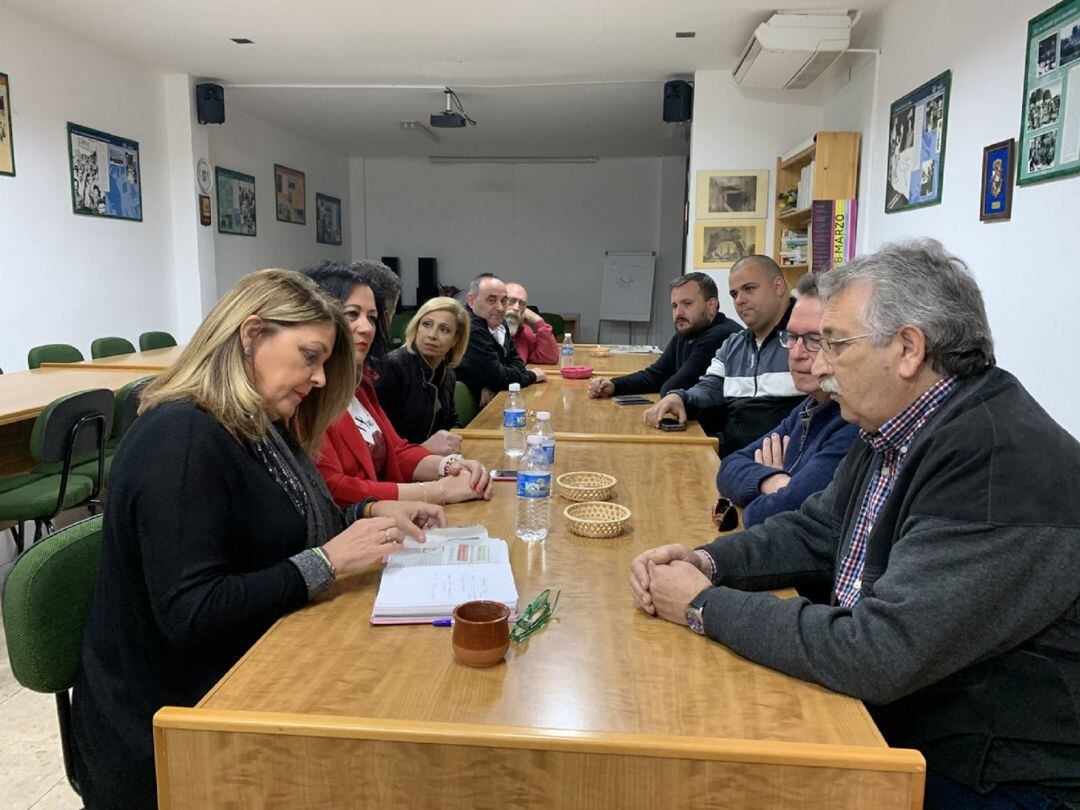 Juan José Reca (a la derecha) en una reunión junto a Angeles Isac