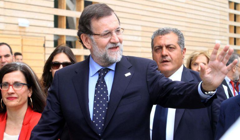 El presidente del Gobierno, Mariano Rajoy, saluda a su llegada al Pabellón de España de la Exposición Universal de Milán.