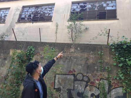 Yassine muestra la ventana de la estancia donde dormía