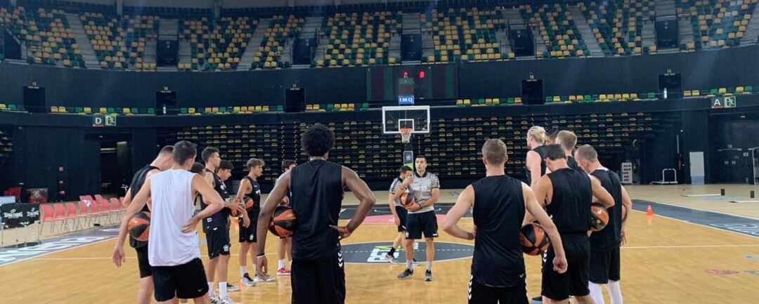 La plantilla de Bilbao Basket, durante un entrenamiento en Miribilla