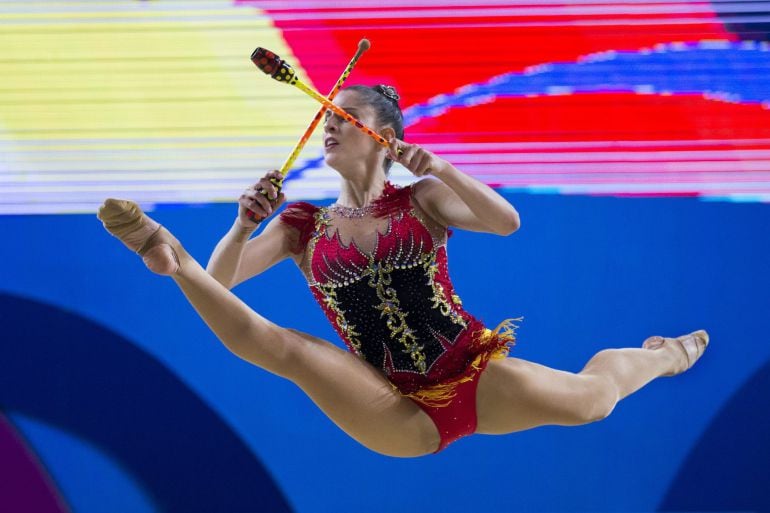 La gimnasta leonesa Carolina Rodríguez durante un ejercicio de mazas